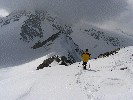 Abstieg über den Südgrat von der Westl. Marzellspitze. Hinten in den Wolken der Similaun und davor die Schulter mit den letzten Metern der Eiswand 