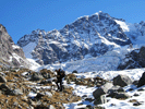Schon beim Hüttenzustieg sticht der Piz Bernina mit dem Biancograt ins Auge