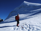 Abstieg zum Eselsgrat, im Hintergrund der eisige Gipfelaufbau der Schneekuppe