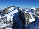 Gipfelpanorama: Piz Scerscen vor Piz Bernina, rechts davon Piz Palü, Bellavista, Piz Zupo und Piz Argient. Direkt vor dem Piz Zupo der felsige Gipfel der Crast'Agüzza.