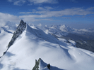 Blick vom Allalinhorn-Gipfel auf das Rimpfischhorn. Im Hintergrund links in Wolken der Monte Rosa (Dufourspitze, hinter dem Rimpfischhorn der Liskamm, dann die Zwillinge Castor und Pollux und das Massiv des Breithorns