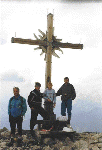 Herr Breitfuss, Jürgen, Papa und ich (direkt vor dem Kreuz) am Gipfel des Gr. Ochsenhorns