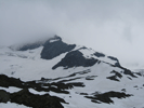 Kurz reisst der Nebel etwas auf und man sieht bis zum Firngrat der östl Simonyspitze, oben ist aber immer noch alles zu...