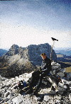 Am Gipfel des Piz Selva, nach dem Aufstieg über den Pößnecker Klettersteig. Im Hintergrund das mächtige Massiv des Langkofel.