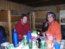 Stephan und Marco im gemütlichen Winterraum der Bonn-Matreier-Hütte