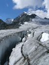 Spalte am Hohlaungletscher, links das Rimpfischhorn und rechts das Allalinhorn mit dem Hohlaubgrat