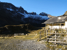 Bei der Landawirsee Hütte. Links die Rotsandspitze und rechts der Scharnock.