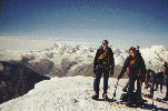 Am Gipfel unseres ersten 4000er mit der Monte Rosa im Hintergrund