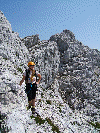 Auch der Abstieg ist recht alpin. Im Hintergrund der Gipfel nit den markanten Felsbändern über die der Abstieg verläuft.
