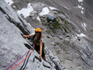 Beeindruckender Tiefblick auf die Adamekhütte aus der 7. Seillänge