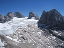 Der Gr. Gosaugletscher eingerahmmt durch die felsigen Gipfel des Niederen und Hohen Dachstein, Mitterspitz und der Schneebergwand