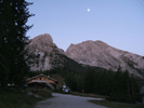 Als wir auf der Kührointhütte ankommen scheint der fast volle Mond noch hell