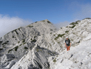 Abstieg über das Karstplateau zurück zum Grießschartensteig. Im Hintergrund noch einmal der Gipfelaufbau des Zwölferkogels
