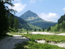 Aus dem Ackersbachtal präsentiert sich das Gennerhorn als formschöne Pyramide