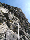 Gleich am Anfang des Klettersteiges geht es ordentlich zur Sache - im Bild der leicht überhängende Pfeiler.