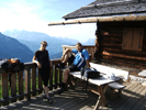 Kurze Rast auf der Terrasse der Saukaralm