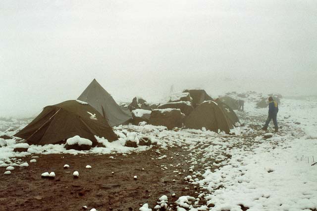 Null Sicht und Schneefall im Lager