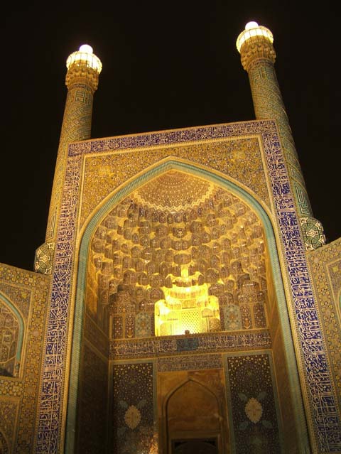 Der im Jahre 1616 erbaute 27m hohe Eingangsiwan der Imam-Moschee in Isfahan