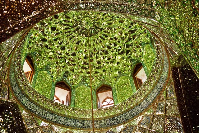 Die mit Spiegelmosaik geschmückte Kuppel in der Moschee/Shiraz