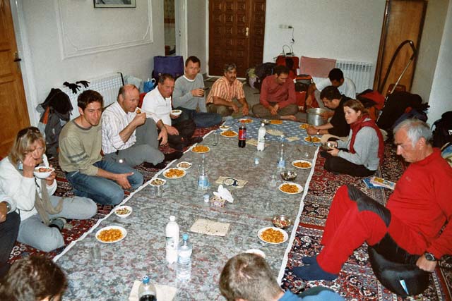 Abendessen im Gästehaus in Rineh