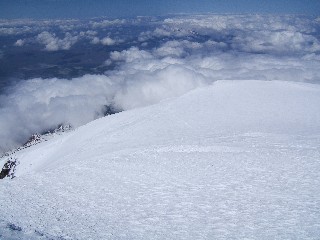 Blick vom Gipfel in das ehem. Kraterbecken. Man steigt von links über den Firngrat auf.