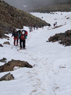 Am Beginn des Aufstiegs durch eine noch mit Schnee gefüllte Rinne