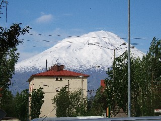 Der Ararat hoch über Dogubayazit