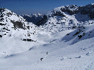 Von der Laufener Hütte (Bildmitte) gehts über das Plateau unter den Gipfelaufbau