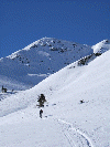 Aufstieg zum Hochkogel (Hintergrund). Das breite Kar unter dem Hochkogel bietet herrliches Skigelände.