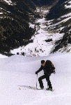 Blick talauswärts nach dem Überwinden der Steilstufe. Der Schnee reicht noch genau bis zum Parkplatz.