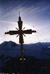 Das schöne Holz-Gipfelkreuz, links der Gr. Rettenstein