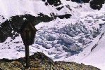 Rast bei der Rauhekopf Hütte mit Blick auf den gewaltigen Gletscherbruch des Gepatschferners, welchen man bei der Skiabfahrt durchquert.