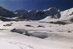 Rechts im Bild der Wetterkreuzkogel. Der Aufstieg führt von links hinter die Felsrippe und weiter nach rechts über gleichmäßige Hänge zum Gipfel.