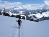 Aufstieg über Almwiesen. Im Hintergrund die Leoganger Steinerge und der Spielberg.