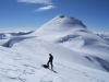 Der Doppelgipfel des Kazbek vom Anstieg zum maili-Khok aus. Über die hier sichtbare Flanke verläuft die Normalroute auf den Kazbek.