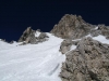 Blick zu den Gipfelfelsen. Über die Schneerampe links wird der Gipfel erreicht.