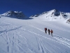 Am Gletscher mit dem Gipfel links im Bild.