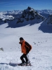 Herbert im steilen Gipfelhang. Auf der anderen Seite des Gletschers ragt der steile Muntpitschen in die Höhe.