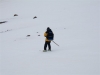 Abgeschnitte Ski und ein einzelner Holzstock prägen den etwas eigenartigen Fahrstil