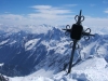 Ein kleines Gipfelkreuz ziert den schmalen Gipfel der Östlichen Seespitze. Links vom kreuz der Habicht.