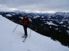 Hannelore kurz vor dem Gipfel. Im Hintergrund sieht man die Berchtesgadener Alpen